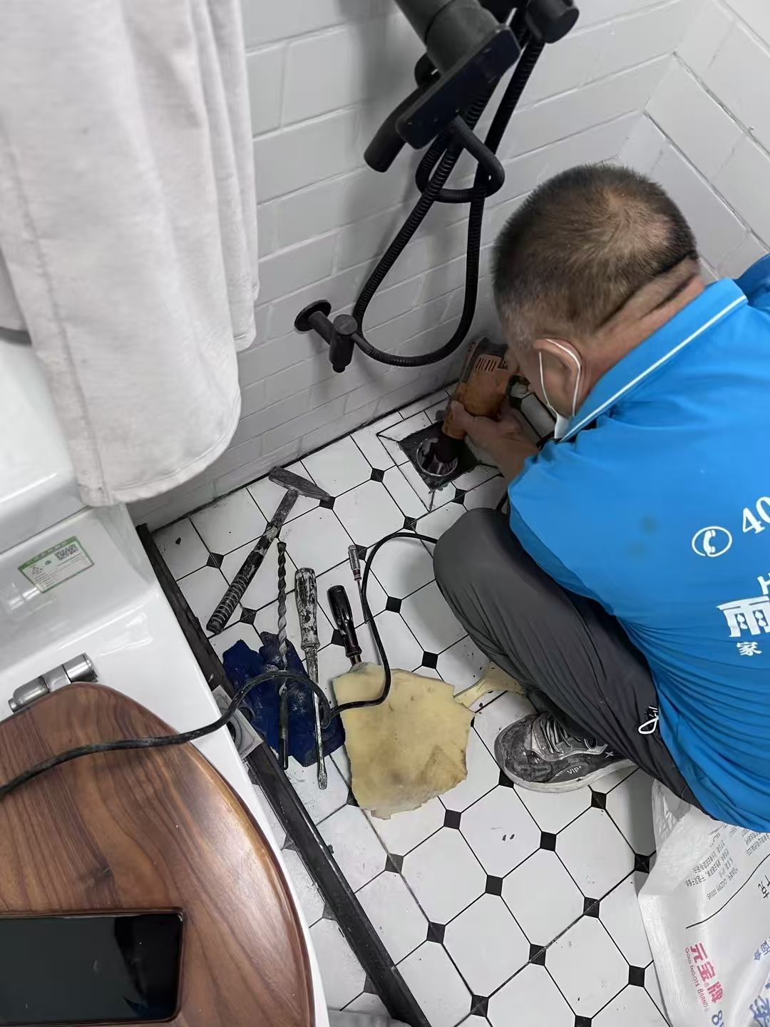 廣州高檔小區(qū)多個(gè)衛(wèi)生間漏水三天完工